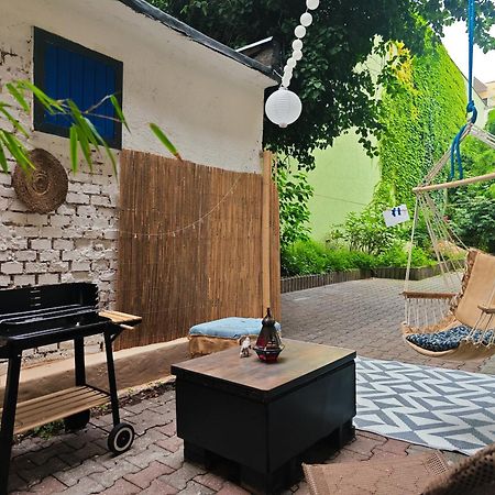 Vintage Room With Garden View Bratislava Bagian luar foto