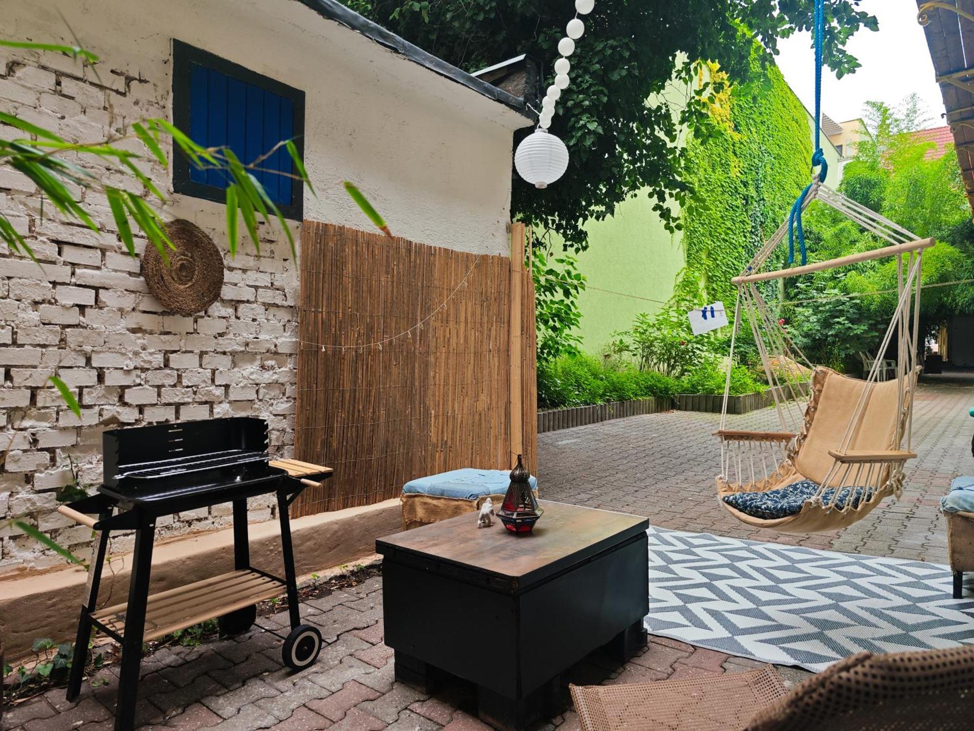 Vintage Room With Garden View Bratislava Bagian luar foto