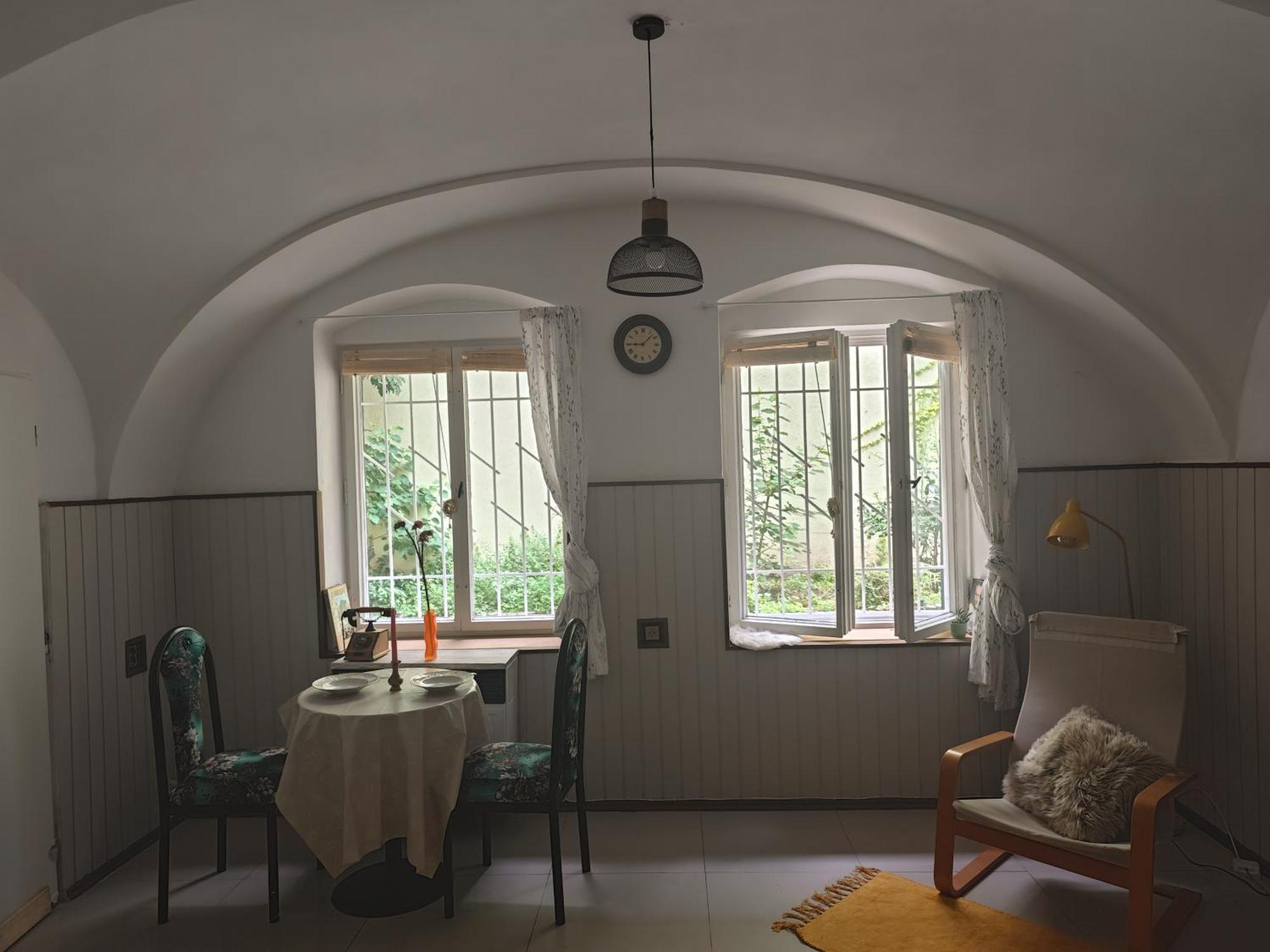 Vintage Room With Garden View Bratislava Bagian luar foto